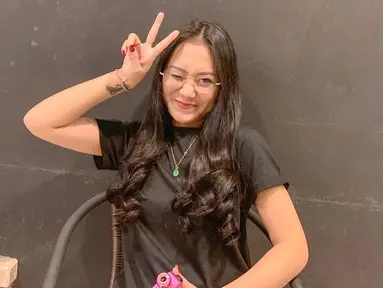 Penyanyi dengan nama lengkap Riris Vita Alvia ini kerap kali tampil memakai kacamata. Dengan gaya kasual menggunakan baju kaus berwarna hitam, senyumannya menambah kesan penampilan yang menawan. (Liputan6.com/IG/@iam_vitaalvia)