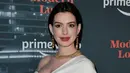 Aktris Anne Hathaway menghadiri pemutaran perdana "Modern Love," serial antologi romantis adaptasi dari rubrik New York Times di New York City, 10 Oktober 2019. Di karpet merah, Anne Hathaway memamerkan baby bump dalam balutan atasan model layer berwarna gading. (Angela Weiss / AFP)