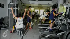 Siswa menggunakan peralatan fitnes di SMA Negeri 2 Tamansari, Jakarta, Kamis (14/4). Untuk meningkatkan mutu sekolah negeri, pemerintah diharapkan melengkapinya dengan beragam fasilitas keterampilan, kesenian dan kesehatan. (Liputan6.com/Gempur M Surya)