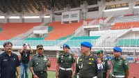 Petinggi PS TNI saat melakukan peninjauan ke Stadion Pakansari, Bogor. (Dok. PS TNI)