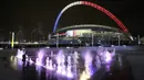 Sebagai bentuk tanda belasungkawa, jelang laga persahabatan Inggris melawan Prancis, Stadion Wembley dihiasi lampu berwarna bendera Prancis, Senin (16/11/2015). (Reuters/Paul Hackett)