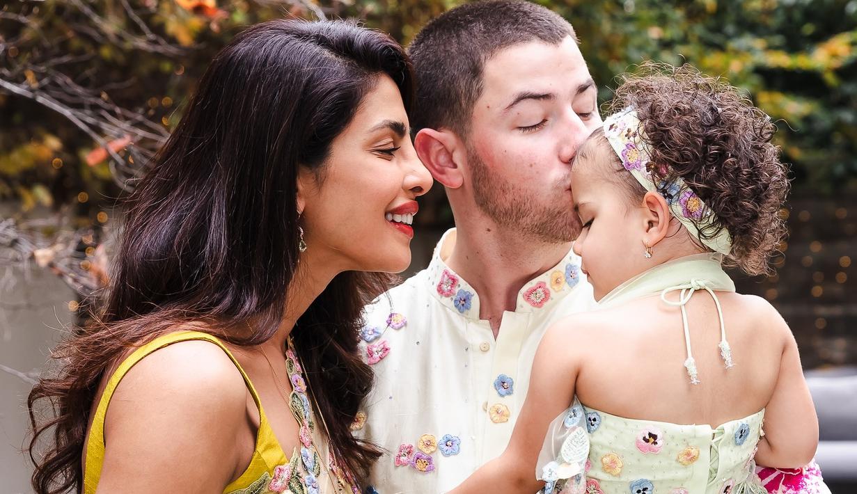 <p>Dkutip dari freepressjournal, Kain berwarna limau yang dikenakan Priyanka berasal dari koleksi Couture Festive 2024 milik desainer Nargis, yang ia padukan dengan blus kuning. (Foto: Intagram/ priyankachopra)</p>