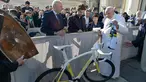 Pembalap sepeda Slovakia, Peter Sagan menawarkan sebuah sepeda kepada Paus Fransiskus pada akhir audiensi mingguan di Vatikan (24/1). (AFP/HO)