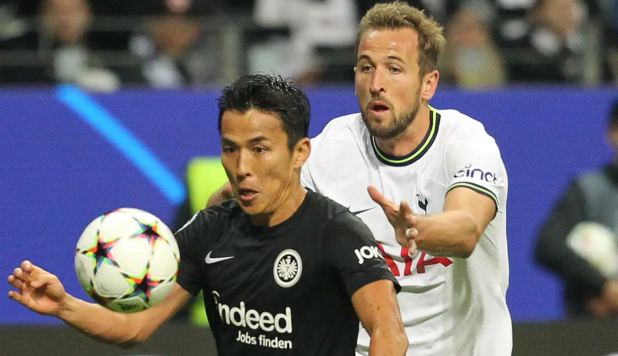 Gelandang Eintracht Frankfurt, Makoto Hasebe menguasai bola dibayangi striker Tottenham Hotspur, Harry Kane dalam laga fase Grup D Liga Champions 2022/2023 di Frankfurt, Jerman (4/10/2022). Makoto Hasebe menjadi pemain tertua keempat di fase grup Liga Champions 2022/2023 saat diturunkan Frankfurt menghadapi Tottenham Hotspur (12/10/2022) ia telah berusia 38 tahun, 8 bulan dan 24 hari. (AFP/Daniel Roland)