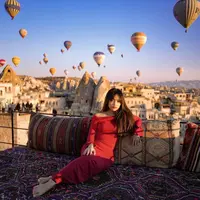 Fuji mengunjungi Cappadocia saat berada di Turki. Saat berfoto dengan latar belakang balon udara, Fuji tampil feminim. [@fuji_an]