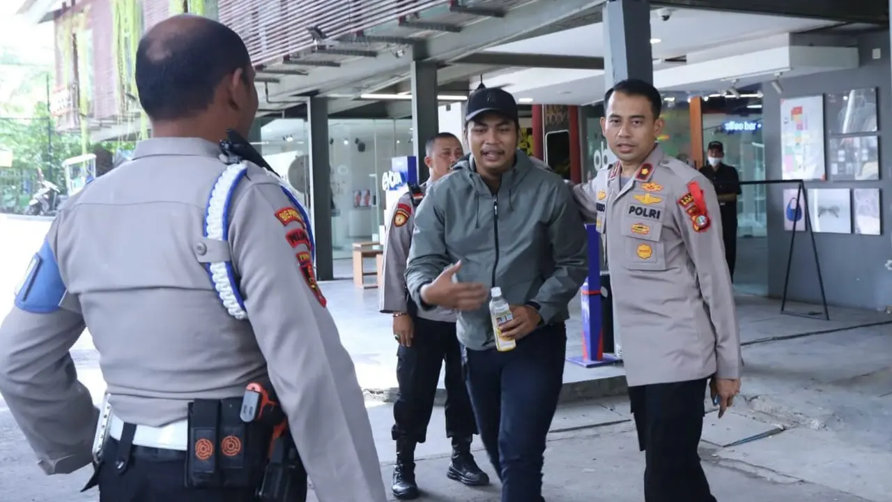 Polisi menangkap dua pelaku dari lima yang diduga terlibat penusukan terhadap pengunjung kafe Ahmad Mardianto alias AM (25) di Kafe MB, Kemang, Jakarta Selatan, Rabu (6/3) dini hari.