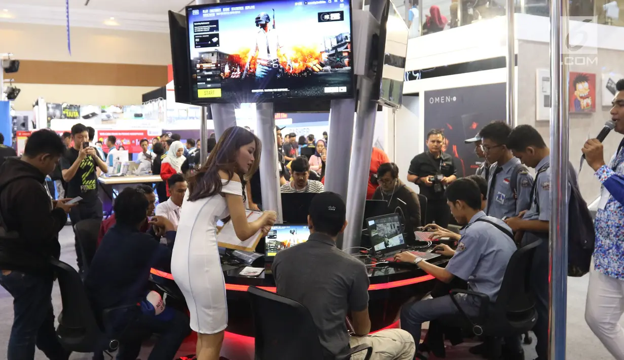 SPG melayani pengunjung di Indocomtech 2018 di JCC, Jakarta, Rabu (31/10). Indocomtech 2018 diikuti 250 eksibitor, dari bidang telekomunikasi, komputer, games, smartphone, elektronik, dan aksesori yang ada di Indonesia. (Liputan6.com/Angga Yuniar)