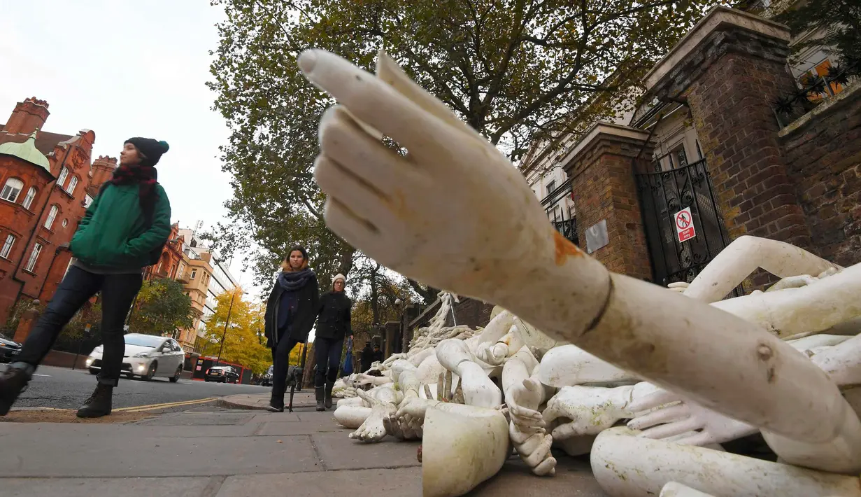 Potongan lengan manekin yang sengaja diletakkan di depan pintu masuk Kedutaan Besar (Kedubes) Rusia di London, Kamis (3/11). Pengunjuk rasa mengklaim lengan-lengan plastik itu mewakili luka-luka yang dialami warga Aleppo, Suriah. (REUTERS/Toby Melville)