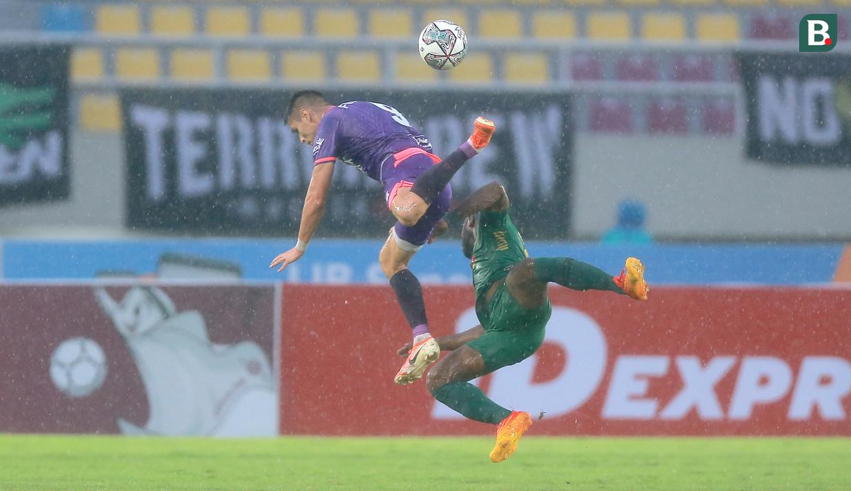 Di awal babak pertama, kedua tim sulit mengembangkan permainan. Hujan deras yang mengguyur kota Solo agak menghambat permainan kedua tim. (Bola.com/Arief Bagus)