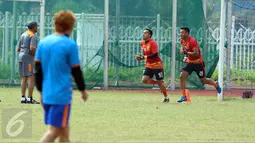 Dua penjaga gawang PBFC berlari saat latihan terbuka di lapangan atletik Stadion Pakansari, Kab Bogor, Jumat (10/3). PBFC akan melakoni laga final Piala Presiden 2017 melawan Arema FC pada Minggu (12/3). (Liputan6.com/Helmi Fithriansyah)