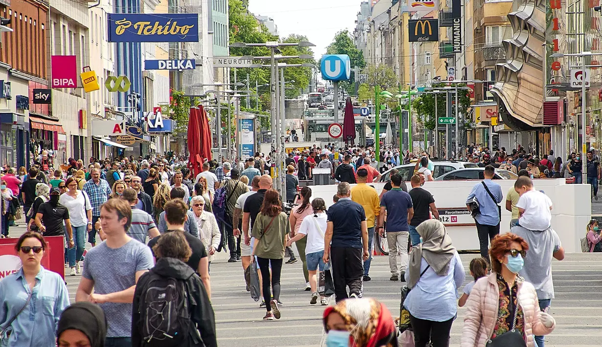 Orang-orang terlihat di sebuah area wisata belanja (shopping street) di Wina, Austria  (9/5/2020). Austria secara bertahap melonggarkan kebijakan pembatasannya setelah hampir dua bulan memberlakukan karantina wilayah (lockdown) untuk mengatasi coronavirus. (Xinhua/Georges Schneider)