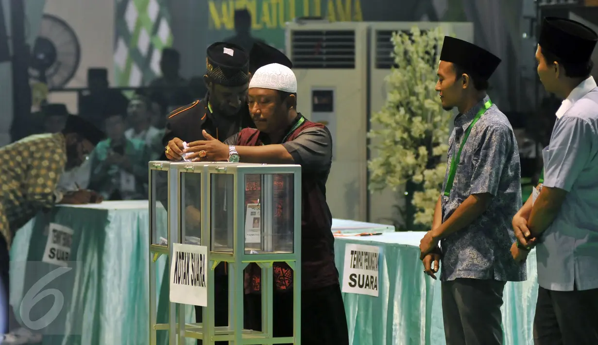 Peserta memasukan kertas suara ke kotak saat pemungutan suara bakal calon ketum PBNU periode 2015-2020 pada Muktamar NU ke-33 di Jombang, Rabu (5/8/2015). (Liputan6.com/Johan Tallo)