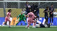 Pemain Paris Saint-Germain (PSG) berusaha menghalangi tendangan bebas yang dilepaskan penyerang Inter Miami, Lionel Messi, dalam laga 16 besar Piala Dunia Antarklub 2025 yang digelar di Mercedes-Benz Stadium, Atlanta, Senin (30/6/2025) dini hari WIB. PSG menang telak 4-0 atas Inter Miami dalam laga ini. (FRANCK FIFE / AFP)