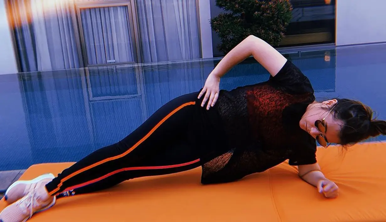 Prilly Mahatei Latuconsina, seleb cantik berusia 22 tahun. Sebagai aktris, Prilly memiliki banyak kesibukkan di dunia hiburan. Agar staminanya terus terjaga, Prilly rutin menjalani workout di waktu senggangnya. (Liputan6.com/IG/@prillylatuconsina96)