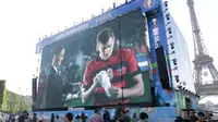 Suasana layar raksasa saat nonton bareng Piala Eropa 2016 di fan zone Kota Paris, Prancis, Minggu (26/6/2016). (Bola.com/Vitalis Yogi Trisna)