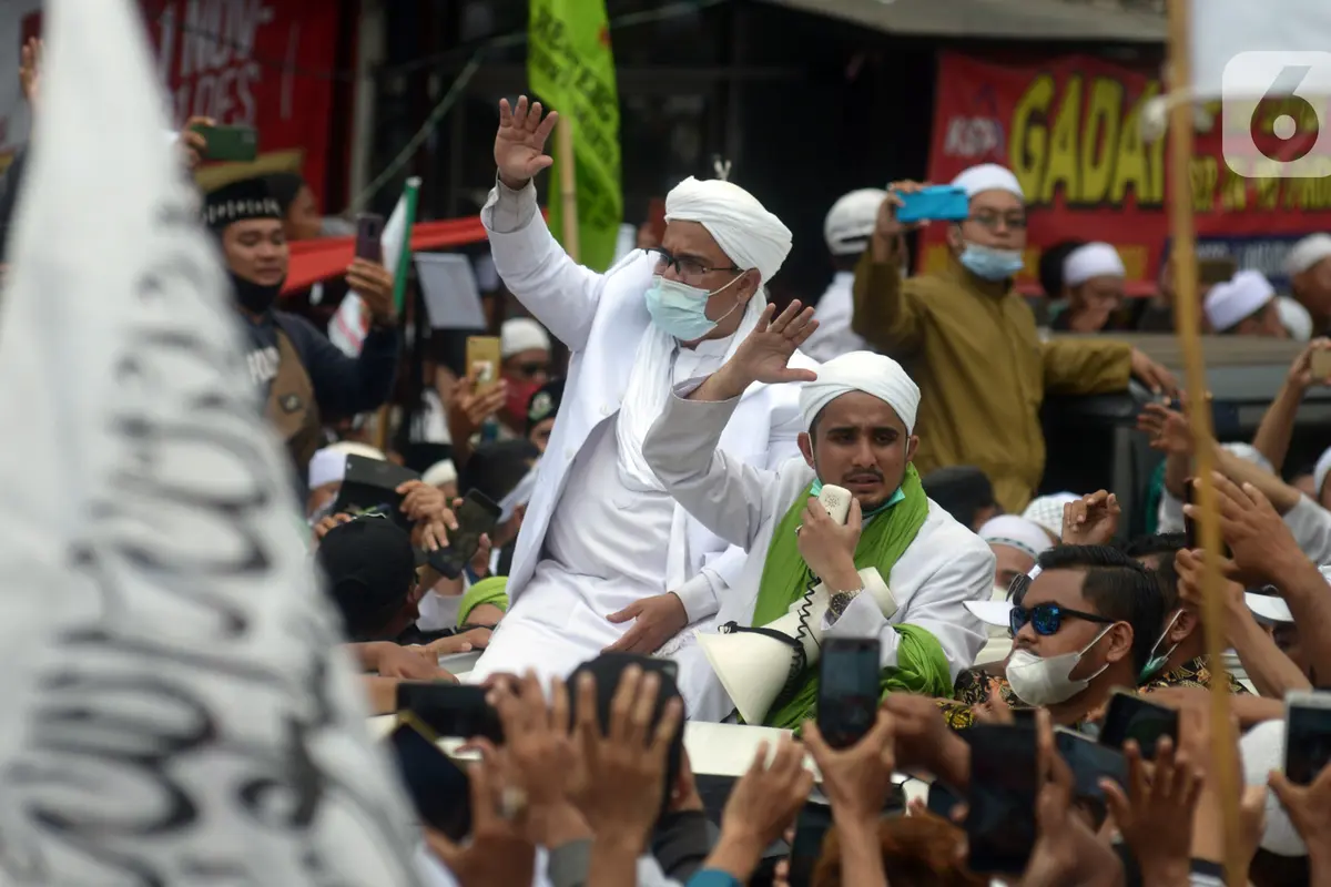 FOTO: Tiba di Petamburan, Rizieq Shihab Disambut Massa Pendukung