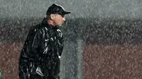 Alfred Riedl saat memimpin sesi latihan timnas Indonesia di Stadion Maguwoharjo, Sleman, Sabtu (08/10/2016). (Bola.com/Nicklas Hanoatubun)