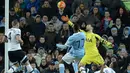 Pemain Manchester City, Kelechi Iheanacho (tengah)  melakukan tembakan kearah gawang Spurs yang dikawal Hugo Lloris pada lanjutan Liga Inggris pekan ke-26 di Stadion Etihad, Minggu (14/2/2016), Spurs menang 2-1. (AFP/Oli Scarff)