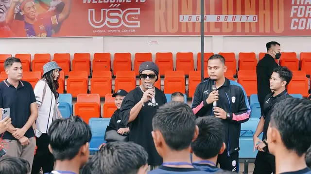 7 Potret Ronaldinho yang Sempat Mampir di Sport Center Milik Keluarga Momo Geisha