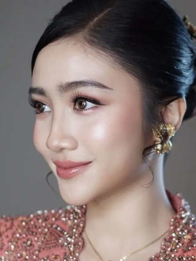 Febby Rastanty Saat Tunangan dengan Anggota Polisi. [@evalovira]