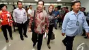 Romi Herton dan Istrinya Masyitoh tersenyum usai saat menjalani sidang lanjutan di Pengadilan Tipikor, Jakarta, Kamis (4/12/2014). (Liputan6.com/Miftahul Hayat)