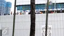 Sejumlah pegawai Balai Kota DKI melihat iringan massa aksi damai 4 November yang melewati kantor mereka, Jakarta, Jumat (4/11). Meski ada demo besar-besaran, pegawai Balai Kota tetap masuk kerja seperti biasa. (Liputan6.com/Faizal Fanani)