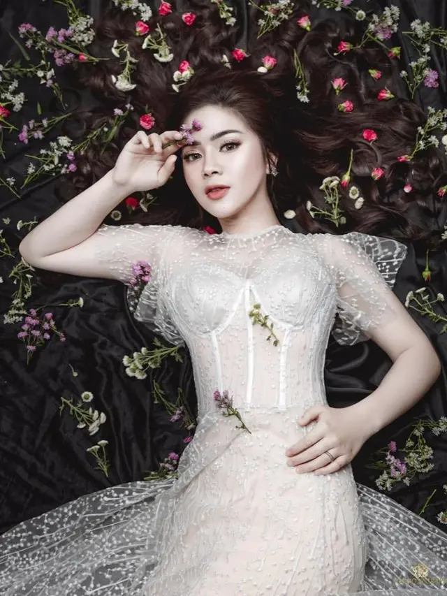 7 Pemotretan Felicya Angelista yang Terinspirasi Da Kyung 'The World of the Married'