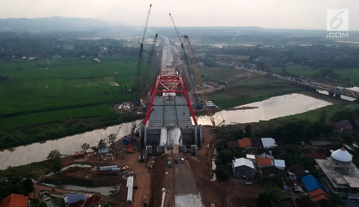 Foto udara pengerjaan Jembatan Kalikuto di Gringsing, Kabupaten Batang, Jawa Tengah, Senin (11/6). Jembatan pelengkung baja pertama di Indonesia sepanjang 160 meter akan dibuka pada H-2 Lebaran 2018 dan dapat dilewati pemudik. (Liputan6.com/Arya Manggala)