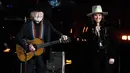 Willie Nelson dan Brandi Carlile saat tampil di atas panggung selama MusiCares Person of the Year 2019 menghormati Dolly Parton di Los Angeles Convention Center, California (8/2). (AFP Photo/Kevork Djansezian)