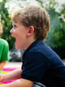 Misalnya, ajak anak ikut saat berbelanja dan diskusikan pilihan harga barang, biarkan mereka membuat keputusan kecil agar terbiasa berpikir kritis (Foto: Ashton Bingham/Unsplash)