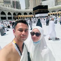Beberapa artis tanah air diketahui sedang menjalani ibadah haji. Termasuk pasangan suami istri, Raffi Ahmad dan Nagita Slavina. [Foto: Instagram/raffinagita1717]