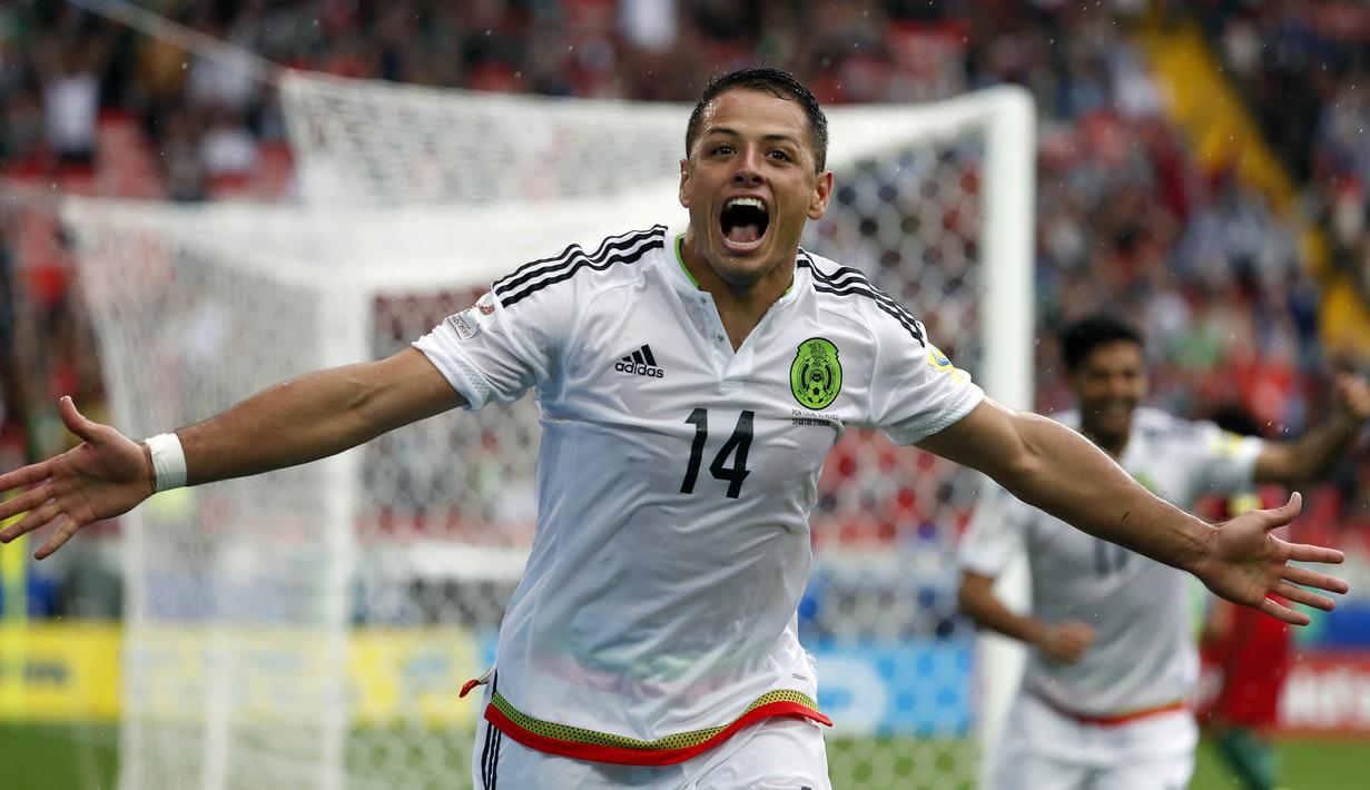 Striker Meksiko, Javier Hernandez, merayakan gol yang dicetaknya ke gawang Portugal pada laga perebutan tempat ketiga Piala Konfederasi di Stadion Spartak, Moskow, Minggu (2/7/2017). Portugal menang 2-1 atas Meksiko. (EPA/Sergei Ilnitsky)