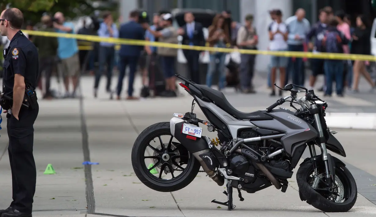 Kondisi motor Stuntwoman yang mengalami kecelakaan saat syuting film "Deadpool 2" di Vancouver, BC, (14/8). Dilaporkan sang stuntwoman kehilangan kontrol atas kendaraannya saat melakukan salah satu adegan. (Darryl Dyck / The Canadian Press via AP)
