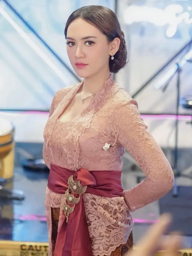 Gaya Ayu Happy Asmara Dibalut Kebaya Pink