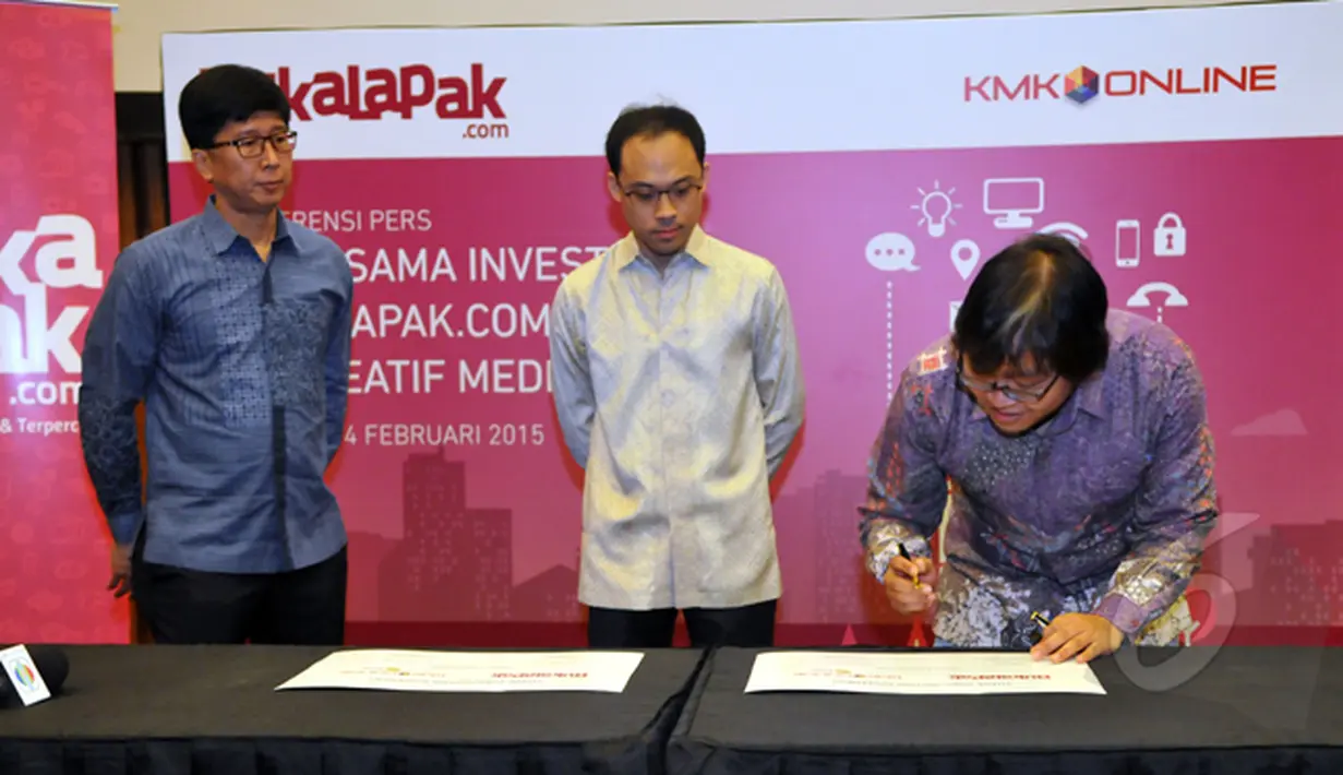 CEO Bukalapak Achmad Zaky menandatangani dokumen kerjasama antara Bukalapak.com dengan PT.KMK Online, Jakarta, Rabu (4/1/2015). Ia enggan merinci berapa nilai investasi, jumlahnya sekitar ratusan miliar. (Liputan6.com/Panji Diksana)