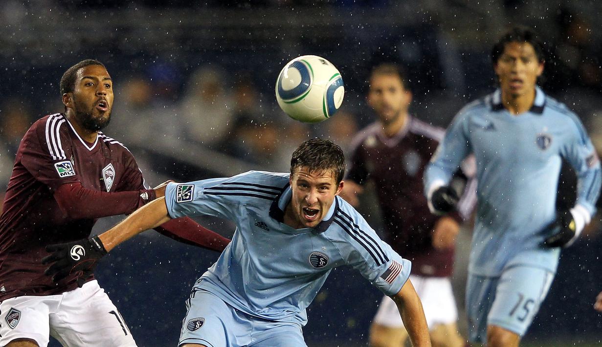 Matt Besler (tengah) menghabiskan sebagian besar karirnya di Sporting Kansas City sampai dengan Desember 2020. Lemparan ke dalam Matt Besler yang paling terkenal yakni saat Sporting Kansas City melawan Portland Timbers pada 2013. (AFP/Getty Images/Jamie Squire)