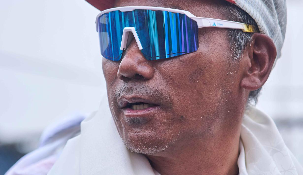 Pemandu gunung legendaris asal Nepal, Kami Rita Sherpa, yang kembali dari Gunung Everest setelah pendakiannya yang ke-32, disambut saat tiba di bandara, Kathmandu, Nepal, Jumat 22 Mei 2026. (AP Photo/Niranjan Shrestha)