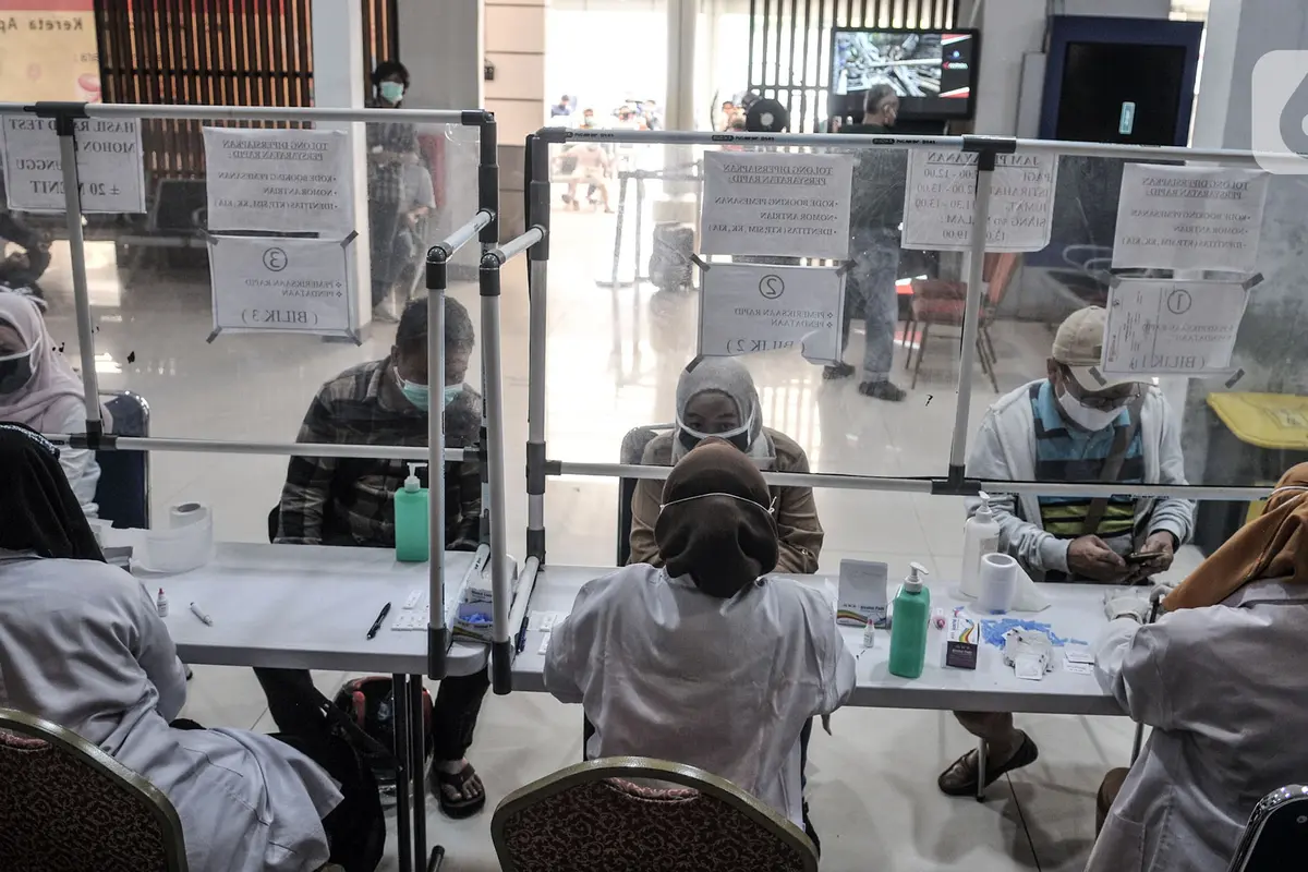 FOTO: Libur Panjang, Antrean Rapid Test Penumpang KAI Melonjak