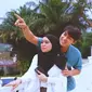 Baik Rizky Billar maupun Lesti Kejora menerima dengan ikhlas atas penundaan acara pernikahan mereka. Keduanya tetap tenang dan santai Seperti ketika mereka melakoni liburan. (Youtube/Rizky Billar)