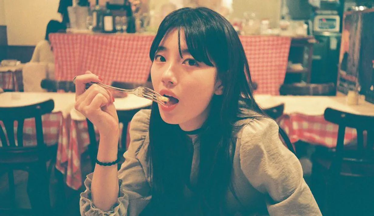 Beberapa waktu lalu, Suzy terlihat berliburan di Pulau Jeju. Tampaknya ia sudah mulai menjalankan rencananya untuk berlibur. Ia tampak mengunggah beberapa postingan foto saat berlibur ke Pulau Jeju.. (Foto: instagram.com/skuukzky)