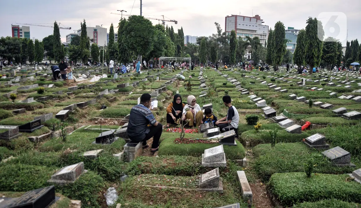 Ziarah ke makam kerabat dilakukan sebagai bentuk doa dan simbol silaturahmi kepada anggota keluarga atau kerabat yang telah meninggal dunia. (merdeka.com/Iqbal S. Nugroho)