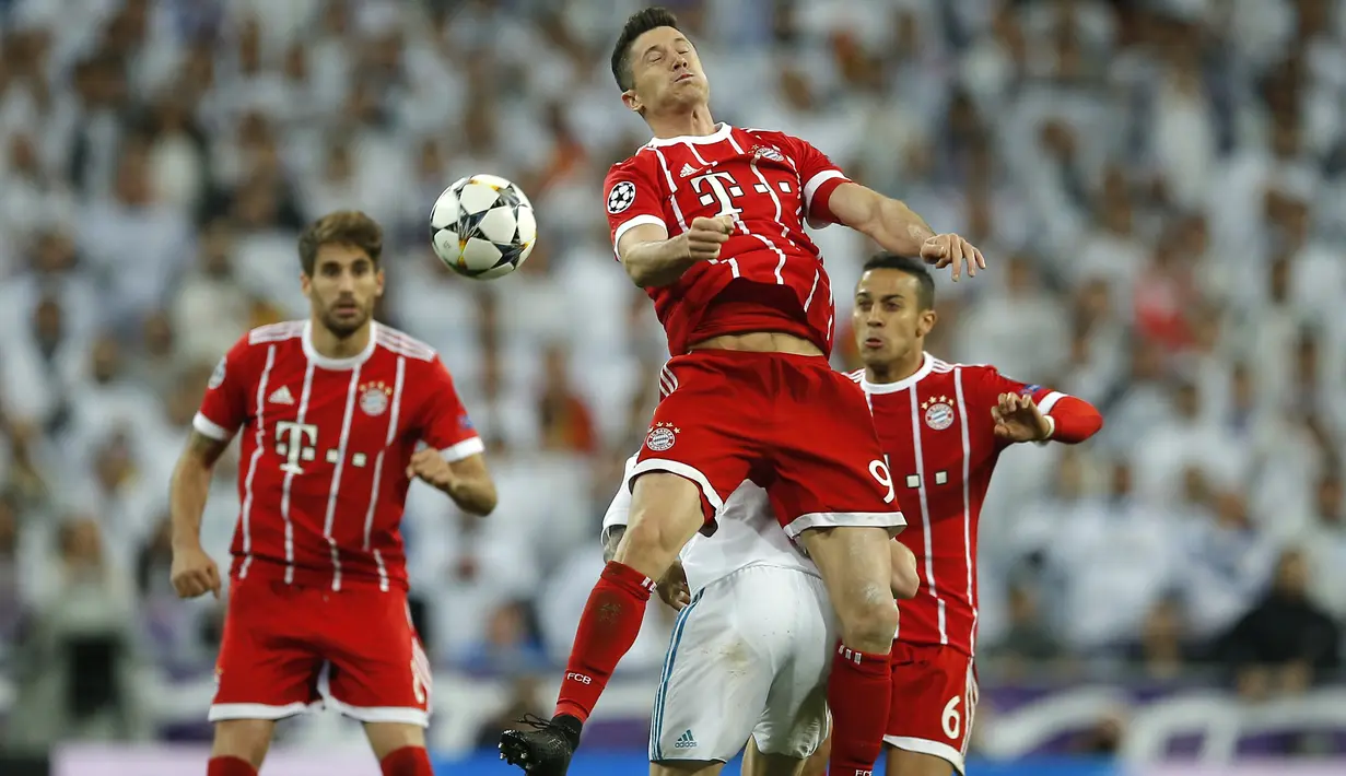 Pemain Bayern, Robert Lewandowski menjangkau bola saat duel dengan pemain Real Madrid pada leg kedua semifinal Liga Champions di Santiago Bernabeu stadium, Madrid, (1/5/2018). Madrid bermain imbang 2-2. (AP/Paul White)