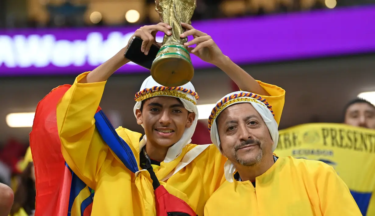 Seorang pendukung Ekuador memegang piala tiruan menjelang pertandingan Grup A Piala Dunia 2022 Qatar antara Qatar dan Ekuador di Stadion Al-Bayt di Al Khor, utara Doha pada 20 November 2022. (AFP/Glyn Kirk)