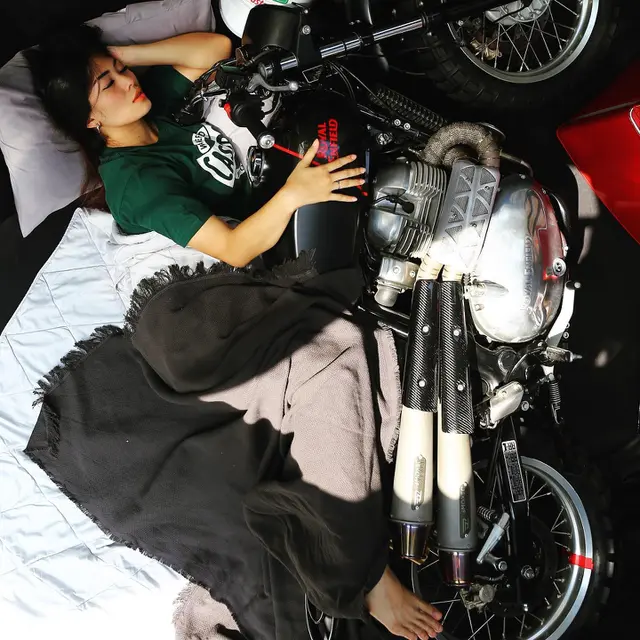Bikers 'Ngelonin' Motornya di Kasur (Instagram/@nabilabylla)