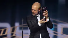 Pelatih Manchester City, Pep Guardiola mendapatkan penghargaan pelatih terbaik FIFA 2023 pada acara Best FIFA Football Awards yang berlangsung di Eventim Apollo, Hammersmith, London, Senin (15/01/2024) waktu setempat. Hal itu menyusul performa gemilangnya membawa The Cityzens memenangkan treble pada tahun lalu, yaitu Liga Inggris, Piala FA, dan Liga Champions. Guardiola memenangi penghargaan itu setelah mengumpulkan 28 poin, mengungguli Luciano Spalletti (Napoli), dan Simone Inzaghi (Inter Milan) dalam pemungutan suara. Pelatih berkebangsaan Spanyol itu unggul 10 angka dari Spalletti, dan 17 angka dari Inzaghi. (AFP/Adrian Dennis)