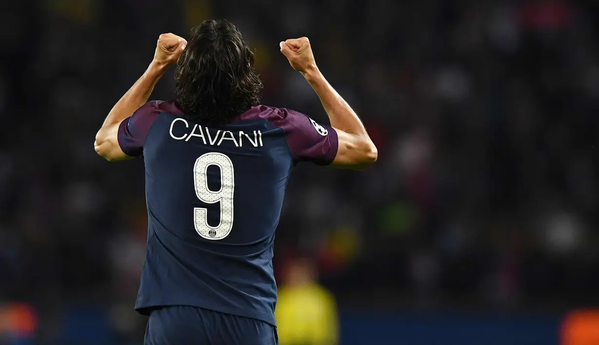Penyerang PSG, Edison Cavani melakukan selebrasi usai mencetak gol ke gawang Bayern Munchen pada grup B Liga Champions di stadion Parc des Princes di Paris, Prancis (27/9). PSG menang telak 3-0 atas Munchen. (AFP Photo/Franck Fife)