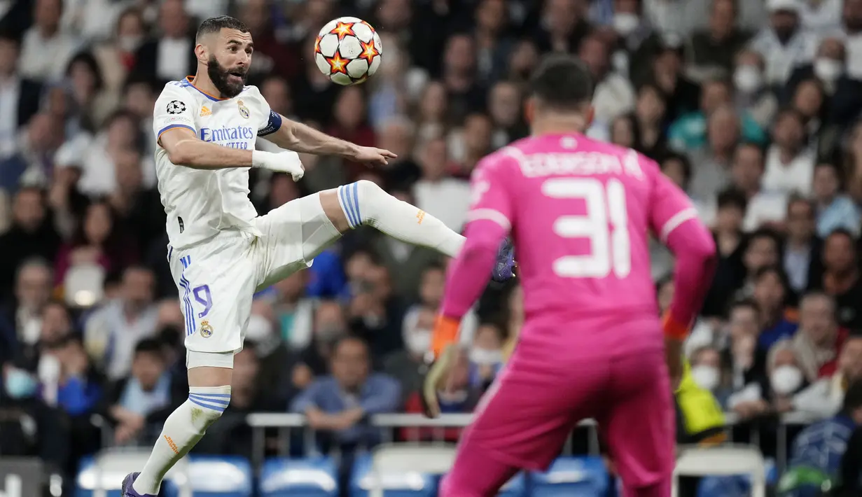 <p>Tertinggal satu gol di leg pertama, Real Madrid mencoba mengambil inisiatif serangan. Pasukan Carlo Ancelotti langsung tampil agresif sejak laga dimulai. (AP/Bernat Armangue)</p>
