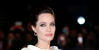 Aktris Angelina Jolie rupanya tengah dirundung kekalutan. Ya, seperti itu lah gambaran yang terlihat dari wajah Jolie di poster film By the Sea. (Bintang/EPA)