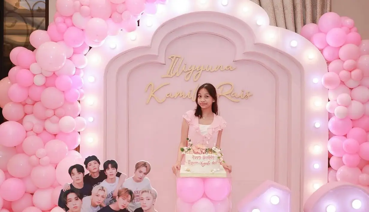 Sebagai birthday girl, Illiyyuna Kamila Rais tampil manis dengan dress berkerah ruffle dan tank top putih [@putri_zulhas]