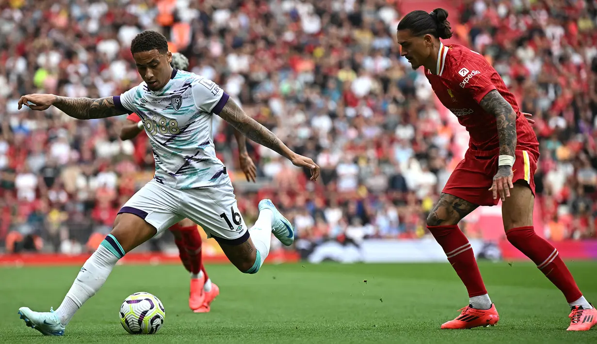 Darwin Nunez (kanan) mencoba membayangi pemain Bournemouth, Marcus Tavernier, dalam laga lanjutan pekan kelima Liga Inggris, Sabtu (21/9/2024). ( AFP/Paul Ellis)
